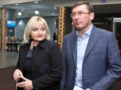 За незручні запитання журналістів тепер женуть копняками